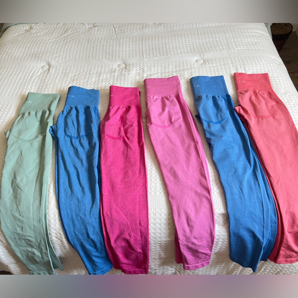 Navigation contour leggings.